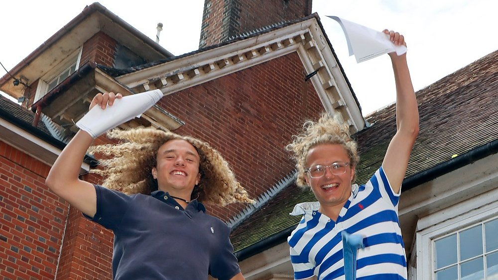 StFelixSch's tweet image. Saint Felix Y13s collected their A Level results at the school today. Huge congratulations to them all, from all of us at Saint Felix!  (87.5% A* to C grades!) #Suffolk #Alevelresults #Southwold #bestofbritishboardingbythesea @UKboarding  Read more here: stfelix.co.uk/saint-felix-ce…