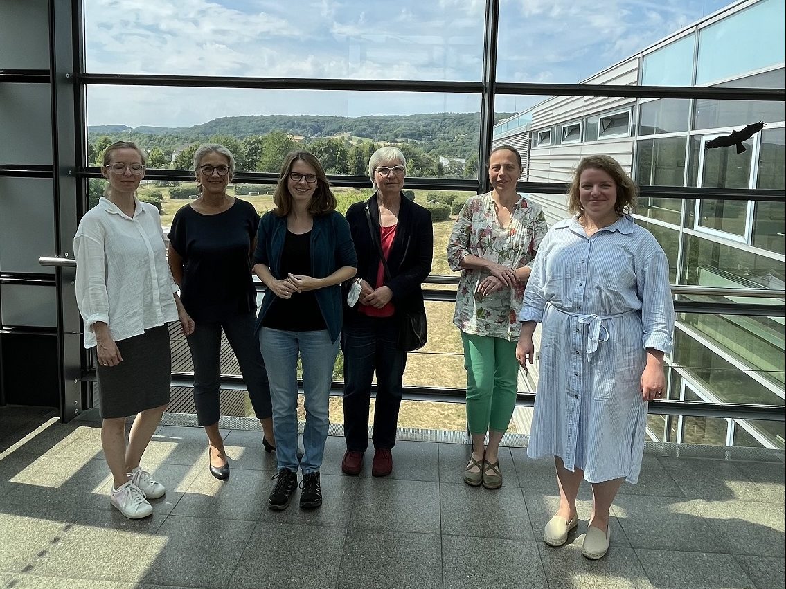 GrueneAW's tweet photo. Ortsverbände Grafschaft, Remagen und Sinzig:
Dr. Lea Heidbreder, MdL, folgte der Einladung des Kompetenznetzwerk Wissenschaft für den Wiederaufbau am RheinAhrCampus

https://t.co/JqqmkFhfjc https://t.co/qVMVXQ9KDu