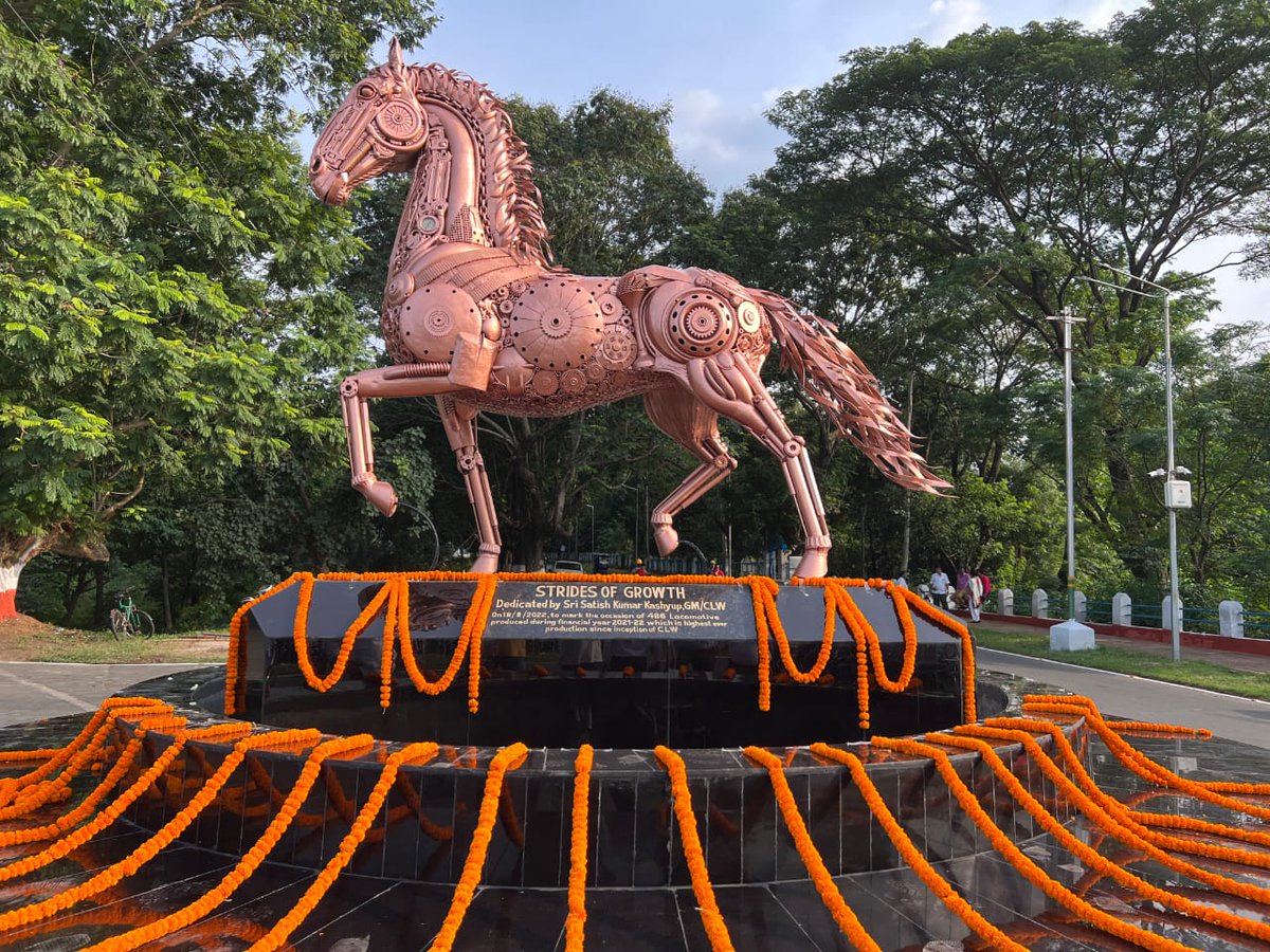 Clwrailindia's tweet photo. श्री एस.के.कश्यप,महाप्रबंधक ने चिरेका द्वारा वित्त वर्ष 21-22 में सबसे अधिक 486 लोको उत्पादन को चिह्नित करने के लिए स्क्रैप सामग्री से चिरेका कारखाना मे निर्मित दौड़ते घोड़े STRIDES OF GROWTH को समर्पित किया,जो लोको उत्पादन में वर्षों से निरंतर प्रगति का प्रतीक है।
@RailMinIndia https://t.co/KDc4pV0VoY