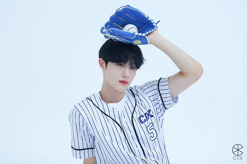 YoonHyunsukBR's tweet photo. [#PIC] 18.08.22 - Atualização no Naver da C9 com o Hyunsuk nos bastidores do ensaio da FIX WEEK 2022 🐰 (1)

🔗 https://t.co/IBk4QnORoJ

#씨아이엑스 #CIX #현석 #HYUNSUK #윤현석 #CIX3rdDebutAnniversary #CIX데뷔3주년 #2022FIXWEEK #픽스위크 #ConceptPhoto #CIX_BASEBALL https://t.co/Rv3OfY9xQx