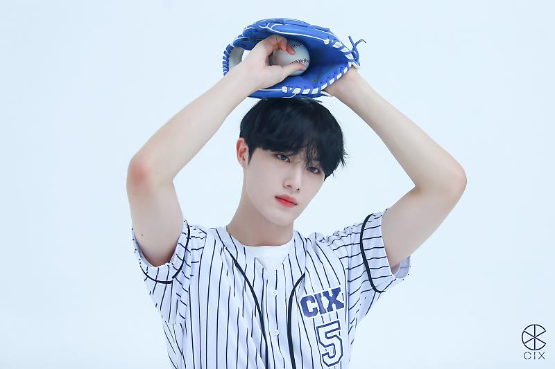 YoonHyunsukBR's tweet photo. [#PIC] 18.08.22 - Atualização no Naver da C9 com o Hyunsuk nos bastidores do ensaio da FIX WEEK 2022 🐰 (1)

🔗 https://t.co/IBk4QnORoJ

#씨아이엑스 #CIX #현석 #HYUNSUK #윤현석 #CIX3rdDebutAnniversary #CIX데뷔3주년 #2022FIXWEEK #픽스위크 #ConceptPhoto #CIX_BASEBALL https://t.co/Rv3OfY9xQx