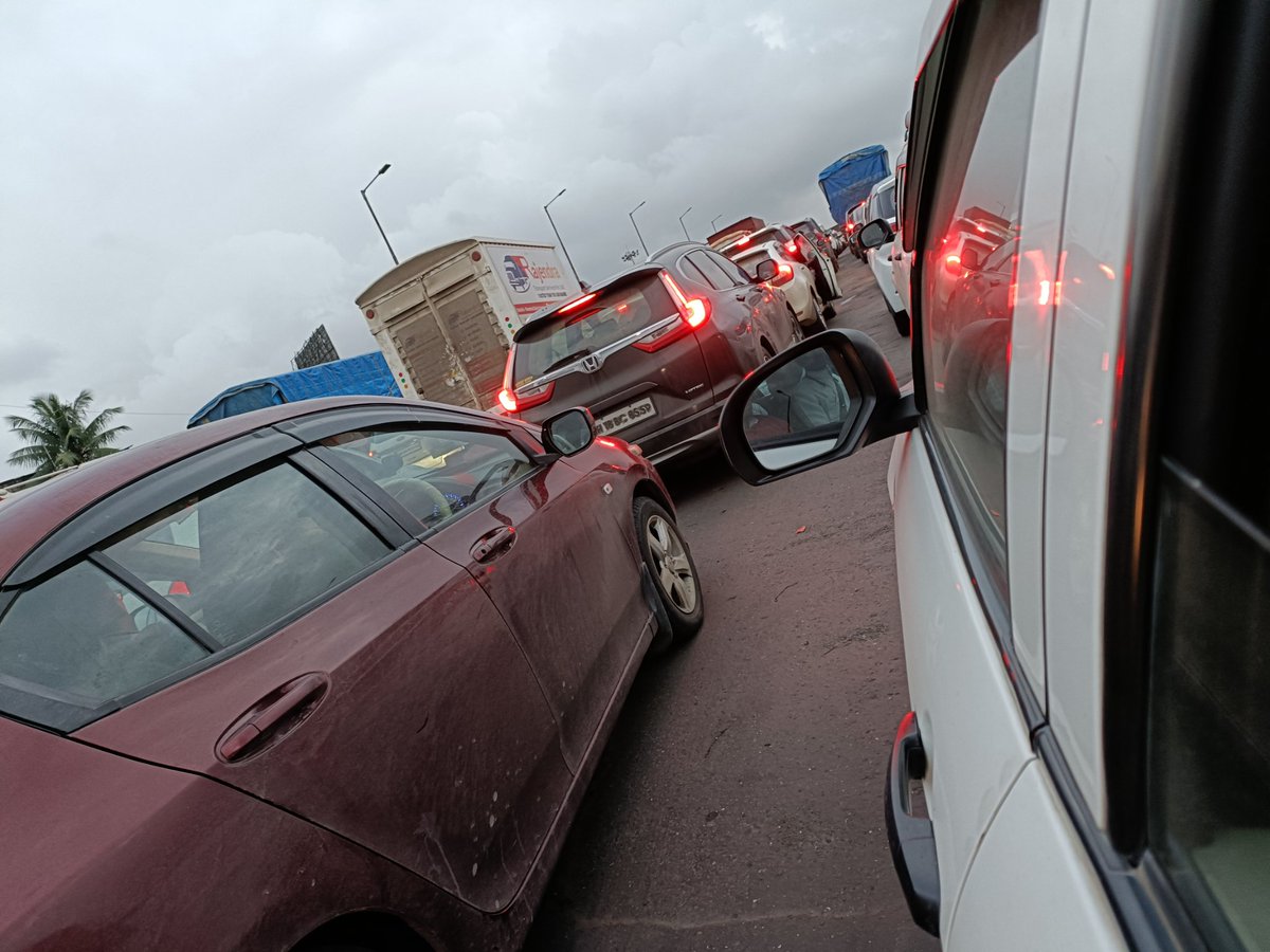 ronak_manek's tweet photo. Does anyone even care for common people?
When will we get solution for raising traffic on #Bhiwandi #Thane bypass road?
Is it even feasible to spend 3+ hrs to travel distance of 18kms?

@rais_shk 
@CMOMaharashtra 
@KapilPatil_ 
@mieknathshinde 
@ThaneCityPolice 
@CityBhiwandi https://t.co/ObK9S5a5rH