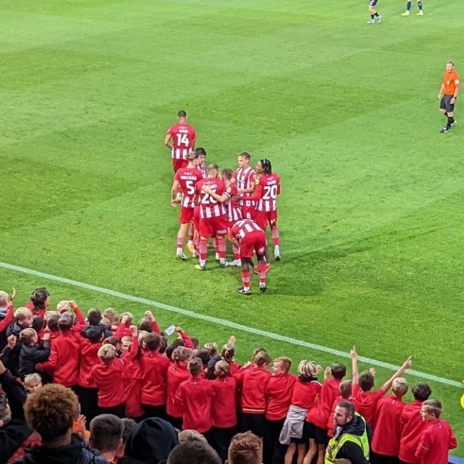 🤩 The future celebrating the present 🤩

Thanks to Ian Cooper for this superb shot of Harry Kite celebrating his goal on Tuesday night in front of young players from <a href="/ECFC_Academy/">Exeter City Academy</a>. 

The future is bright. The future is red and white ❤️🤍

#ECFC #OneGrecianGoal