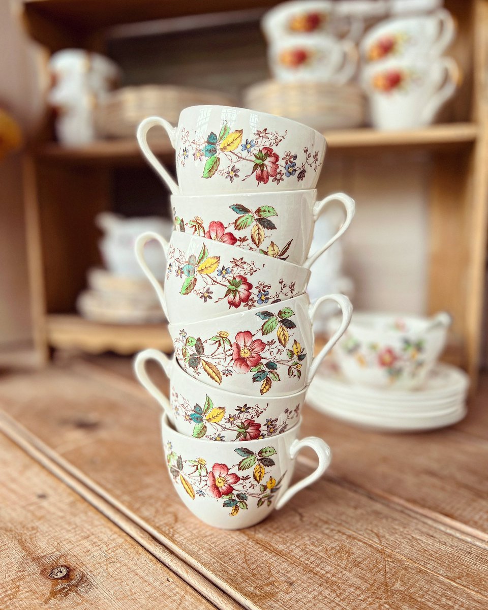 tiny_vintage's tweet photo. Vintage china isn’t always the easiest item to capture so stacking had to happen today 🌱
I’m ok with that
#vintagechina #chinacups #chinasaucers #afternoontea #captured #stacked #delicate #gatheredstyle #fastdelivery #curatedvintage #thriftedhome https://t.co/QbaQiyMBLf