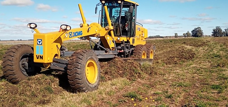 CarinaLambrecht's tweet photo. 🚜Trabajos de prevención de incendios forestales frente a la cercanía de la próxima temporada estival
🚜Tareas de cortafuegos y mantenimiento de banquinas
#RN228 entre #TresArroyos #Necochea
#Conservación
#PrimeroLaGente
#VialidadNacional90Años
@gtrankels https://t.co/kxPeGZx41X