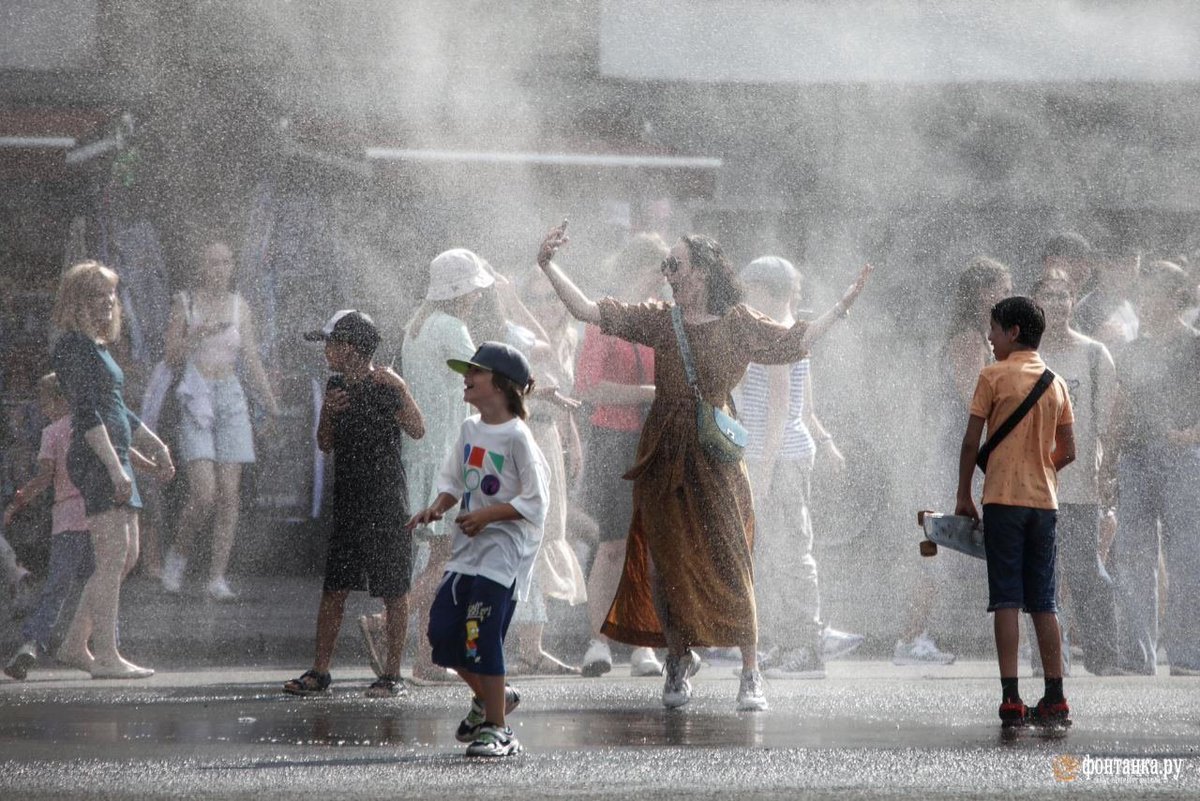 Довольные петербуржцы спасаются от жары под струями поливомоечных машин☺️ Фото: Фонтанка