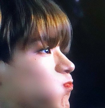 bingung, pacarku kanan atau kiri.. habisnya mirip banget. 🧐