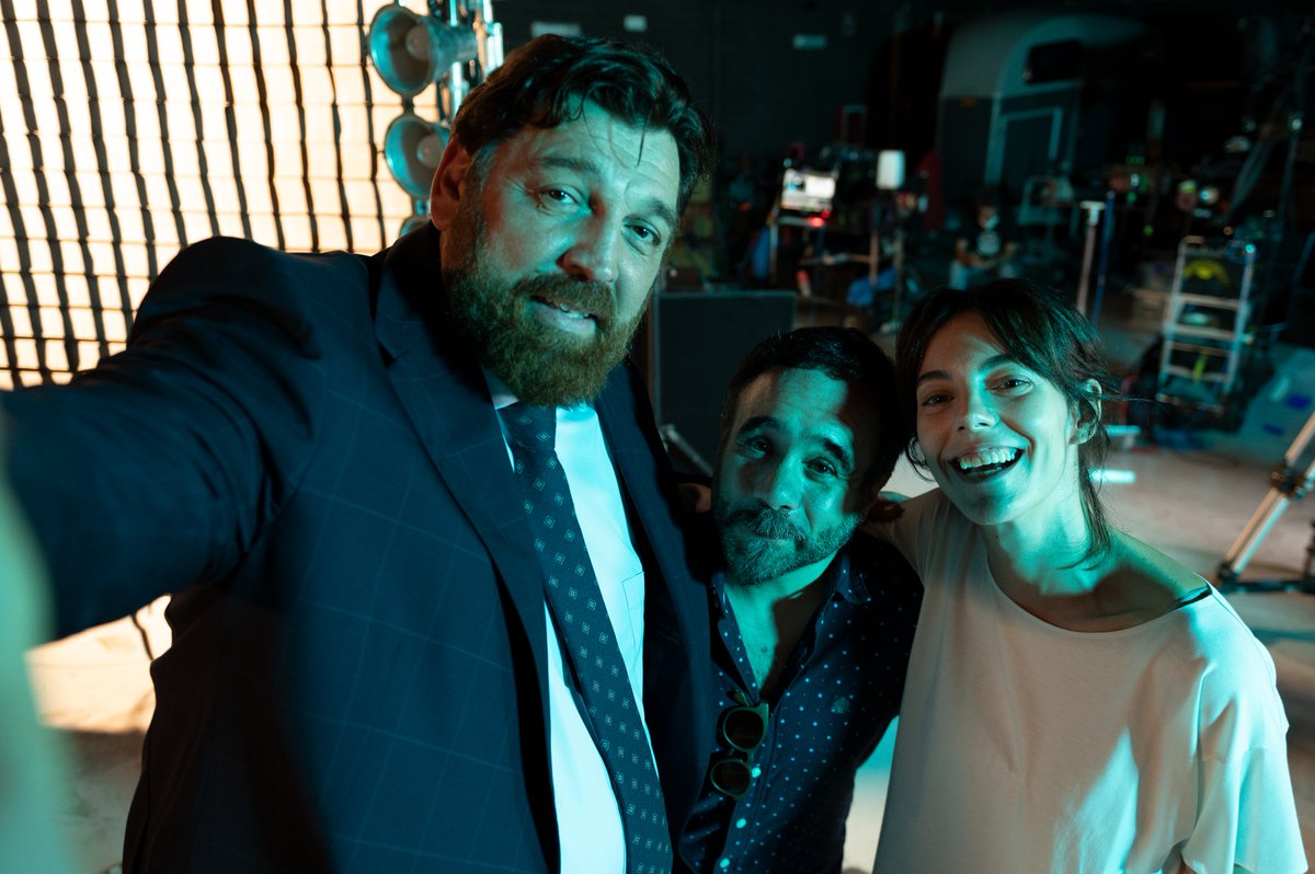 PrimeVideoES's tweet photo. aprovechando que ha empezado el rodaje de #ReinaRoja, notición: ¡@KoldoSerra dirigirá la adaptación de la primera entrega de la trilogía de @JuanGomezJurado! https://t.co/jOO4afXUPZ