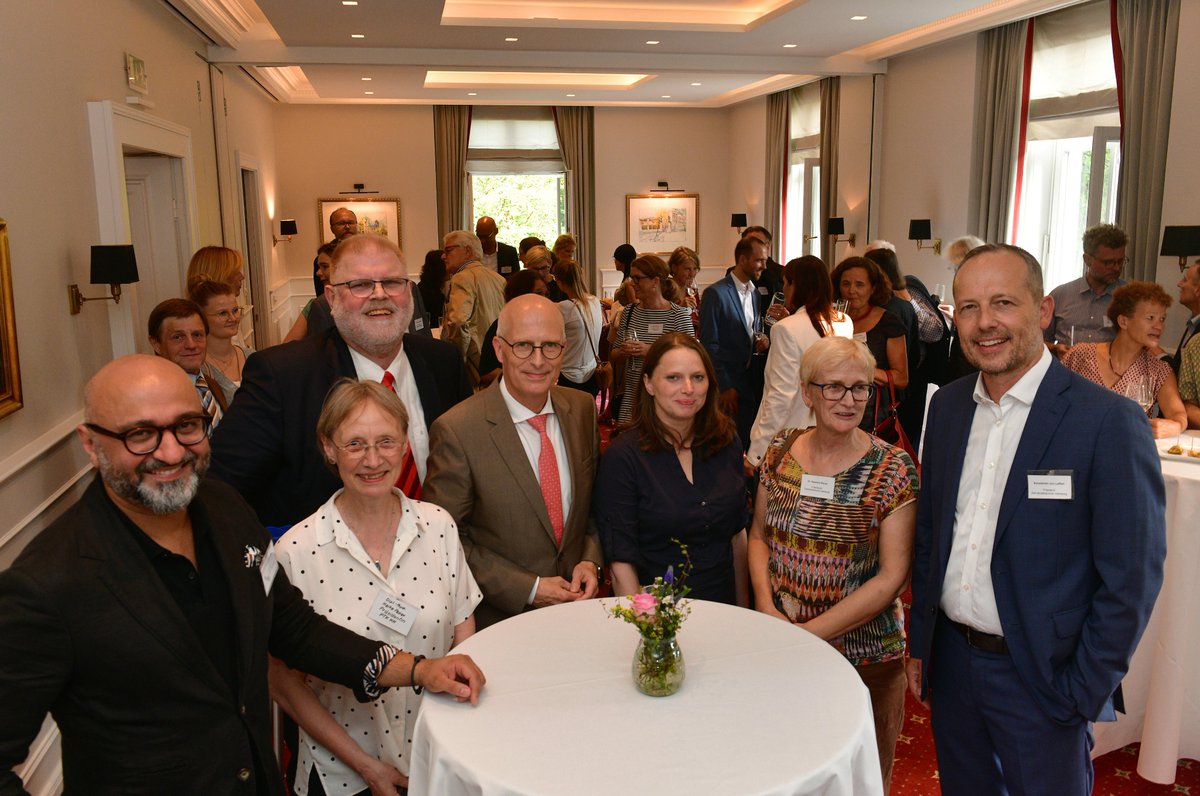 Intensiver Austausch beim ersten politischen Sommerabend der Hamburger #Heilberufekammern. Im Zentrum stand der Einfluss von Finanzinvestoren auf das Gesundheitswesen. „Die Besitzverhältnisse sollten deutlich gemacht werden“, forderte <a href="/AEKHamburg/">Ärztekammer Hamburg</a>-Präsident @emami_p.