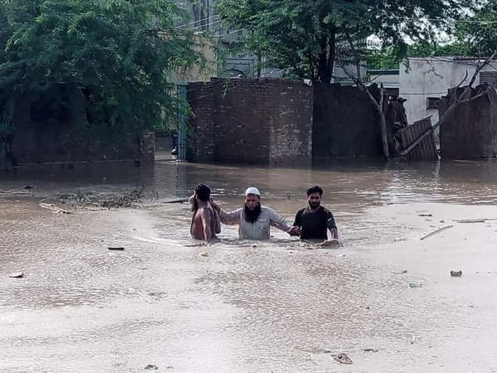 Malghani_59's tweet photo. پوری تحصیل تونسہ میں سیلاب نے تباہی مچائی ہوئی ہے، حکمران بے  حس  ہیں، الیکٹرانک میڈیا بلکل خاموش ہے 
#Taunsaneedsattention https://t.co/szpYKx7Wjv