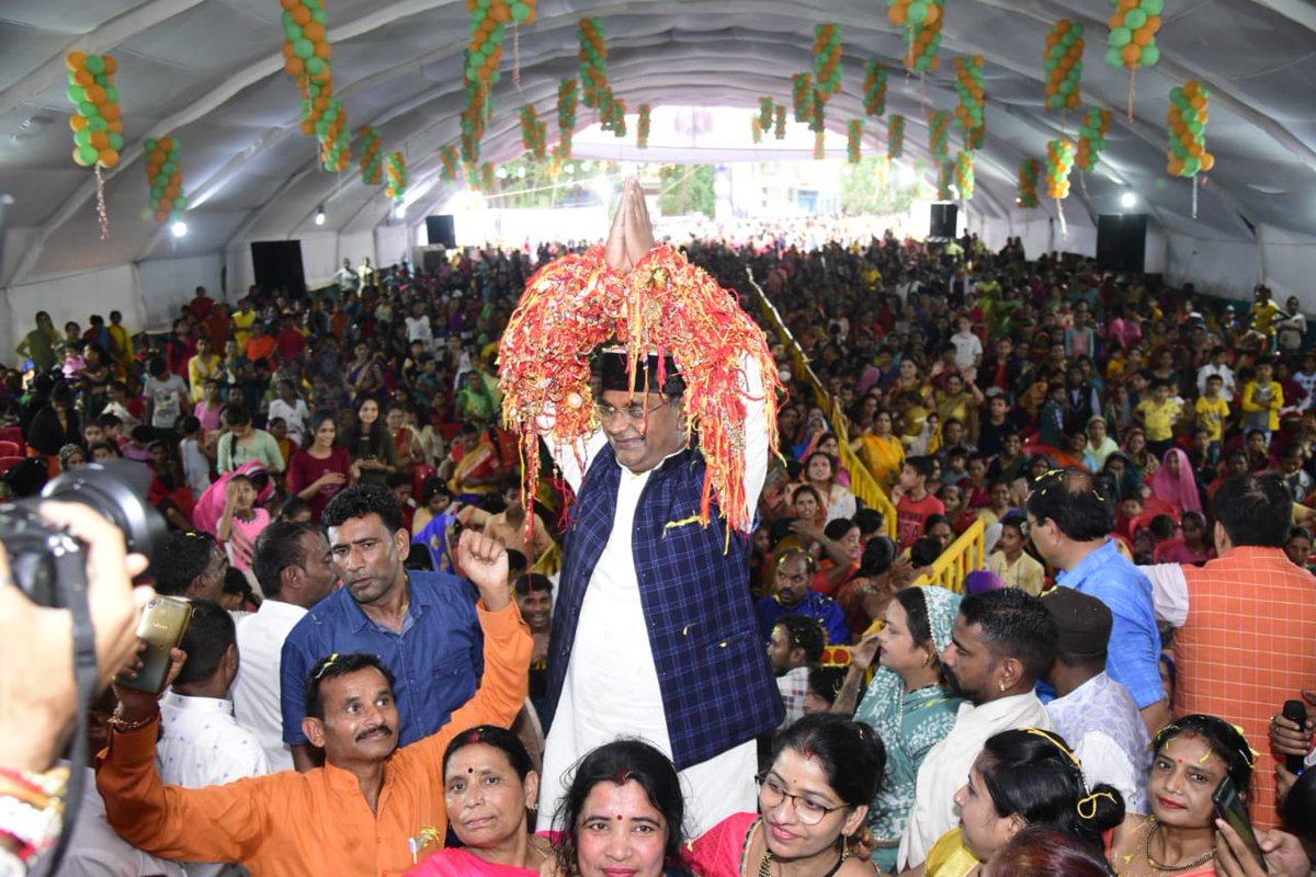 VishvasSarang's tweet photo. ये लम्हा कुछ ख़ास है, बहनों का मिल रहा अमूल्य प्यार हैं...

देश के सबसे बड़े रक्षाबंधन महोत्सव "नरेला रक्षाबंधन महोत्सव 2022" के अवसर पर वार्ड 37 में हज़ारों की संख्या में बहनों ने अनुपम स्नेह से परिपूर्ण भाव को संजोए हुए रक्षासूत्र बांधा।

#विश्वास_का_बंधन #भोपाल #Bhopal https://t.co/ZitiT2iDE2