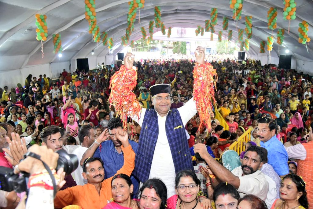 VishvasSarang's tweet photo. ये लम्हा कुछ ख़ास है, बहनों का मिल रहा अमूल्य प्यार हैं...

देश के सबसे बड़े रक्षाबंधन महोत्सव "नरेला रक्षाबंधन महोत्सव 2022" के अवसर पर वार्ड 37 में हज़ारों की संख्या में बहनों ने अनुपम स्नेह से परिपूर्ण भाव को संजोए हुए रक्षासूत्र बांधा।

#विश्वास_का_बंधन #भोपाल #Bhopal https://t.co/ZitiT2iDE2