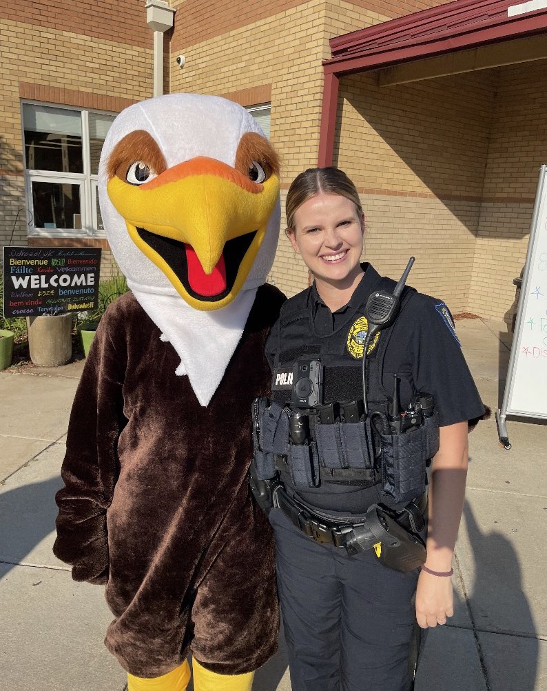 LawrenceKS_PD's tweet photo. Officer Brouhard and Sunny welcomed Sunflower Elementary students on their first day of school! #firstdayin497 https://t.co/v3ZlBpza2t
