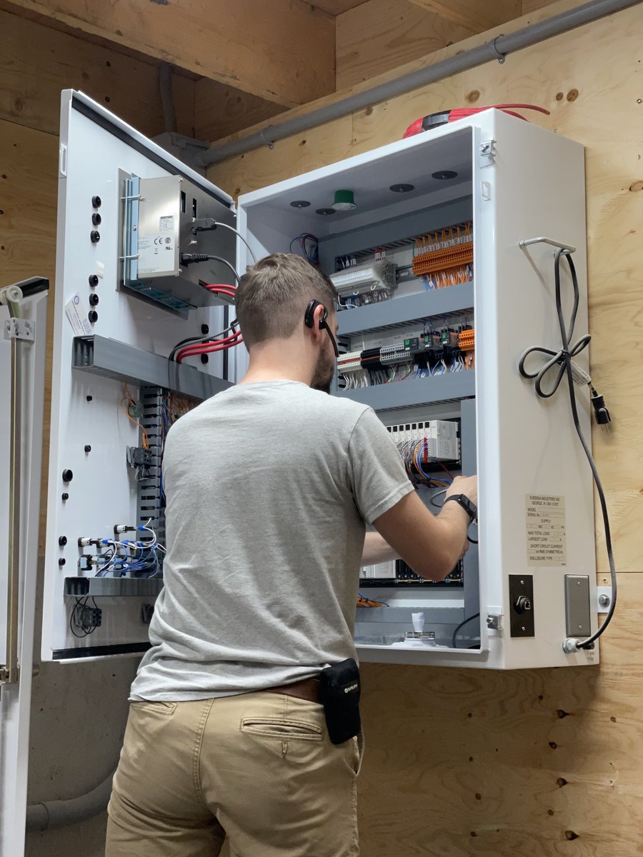 DortmansB's tweet photo. We are at it again with another install! Here we are getting a @Sudenga feed system ready to be run manually, for training. This project is still in progress so stay tuned!
#dortmansbros #sudenga #ontag  #feedsystem https://t.co/0PZRFSt98G