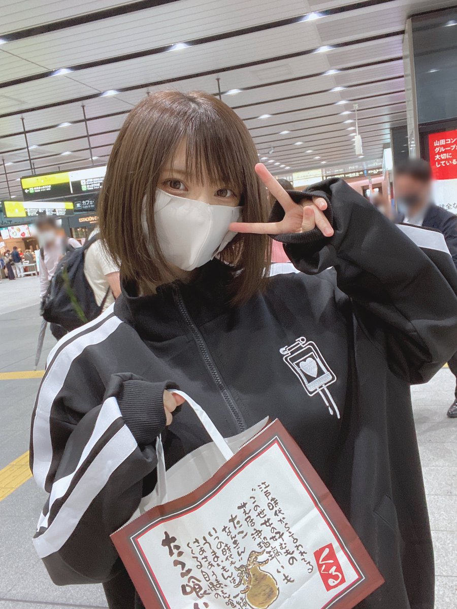 えなこ ラフなジャージ姿も超キュート オフ感満載の萌え袖ピースにやられる 歌詞検索サイト Utaten ふりがな付