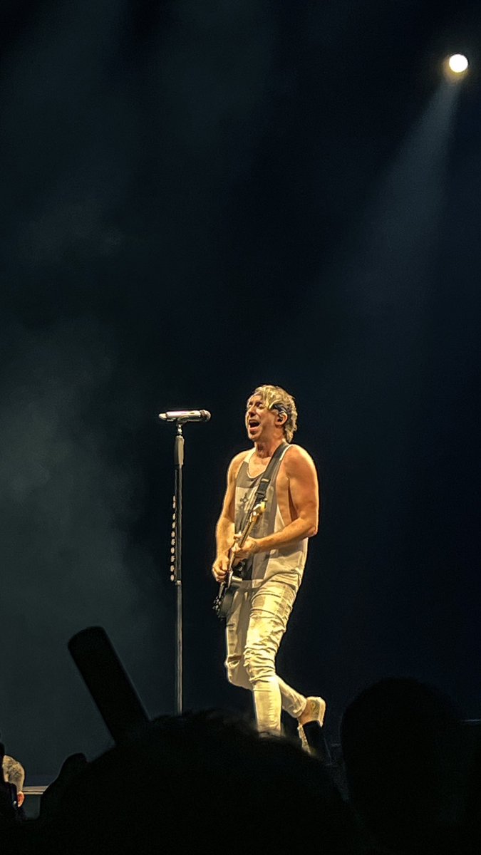 jhoanniexxi's tweet photo. 🔥📸 #ATLinManila2022 @AlexGaskarth @pulpliveworld https://t.co/WLW3V2Onys