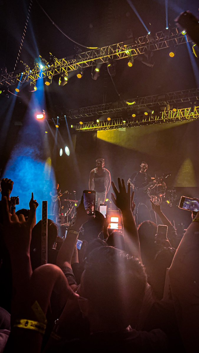 jhoanniexxi's tweet photo. #ATLinManila2022 @AlexGaskarth @pulpliveworld @AllTimeLow https://t.co/mdmajszq36