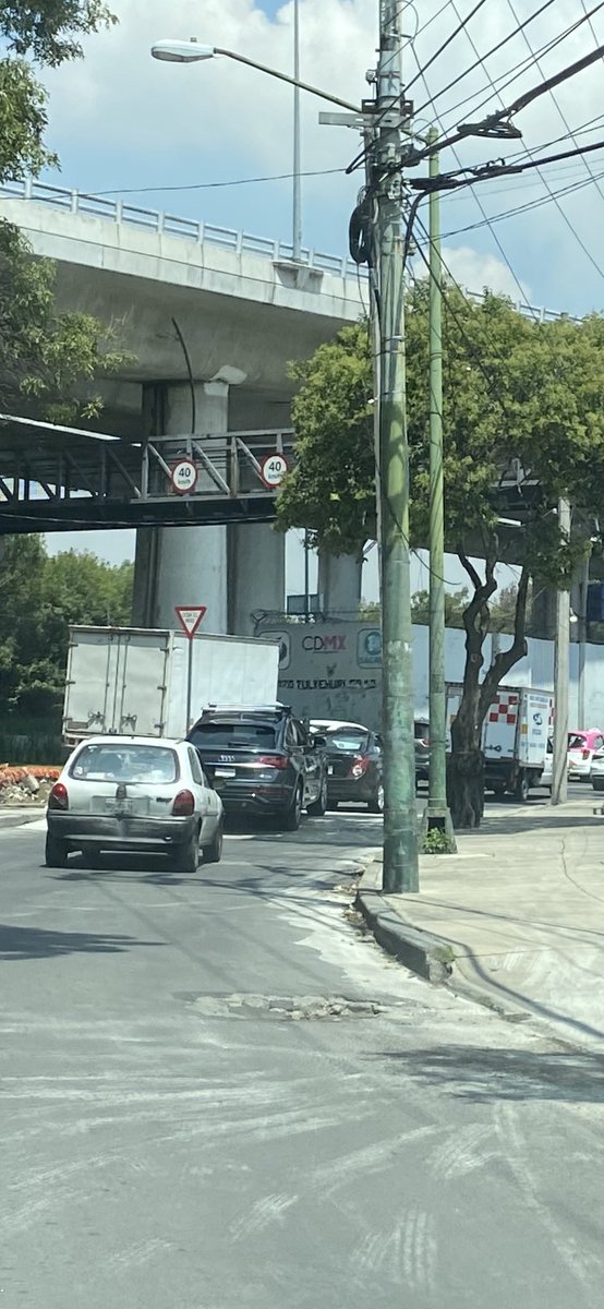 Buenos días <a href="/SOBSECDMX/">Secretaría de Obras y Servicios CDMX</a> favor de nivelar brocal en la desviación de Viaducto Tlalpan en dirección al sur hacia periférico en dirección al norte en la <a href="/TlalpanAl/">Alcaldía Tlalpan</a> favor de nivelarla
