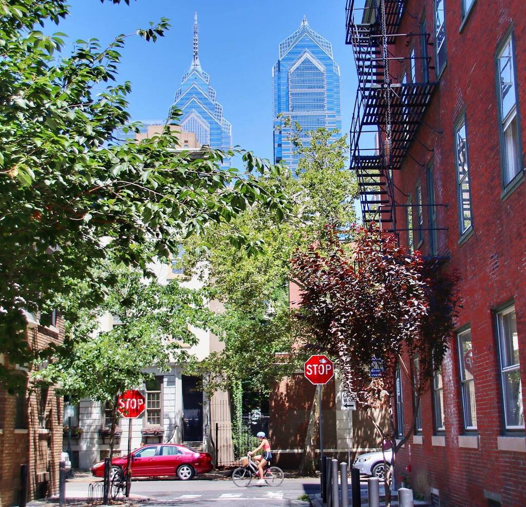 Life in the city… #libertyplace #philadelphia #philly #phillygram #phillymasters #phillyprimeshots #phillyunknown #findinphilly #cycling #bicycle #cyclinglife #phl_shooters #phlshooters #phillyframes #igers_philly #igers_philly_street #streetphotogra… instagr.am/p/ChZwzUkuOeL/