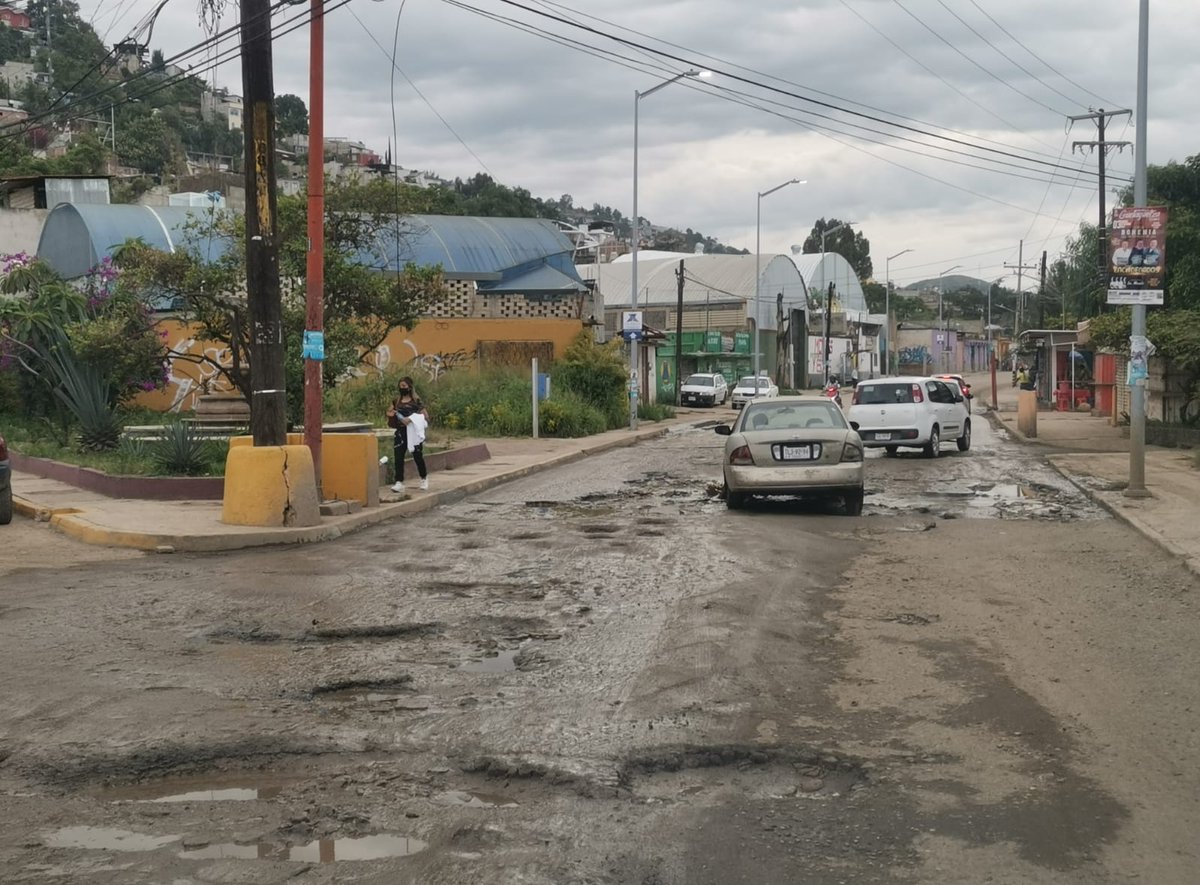 Betillocruz's tweet photo. Para llegar al Centro Ceremonial  de #MonteAlbán debemos cruzar por las ruinas de la Cd de #Oaxaca.
Así se encuentra la carretera a San Juan Chapultepec. https://t.co/Ecl0qbVHfH