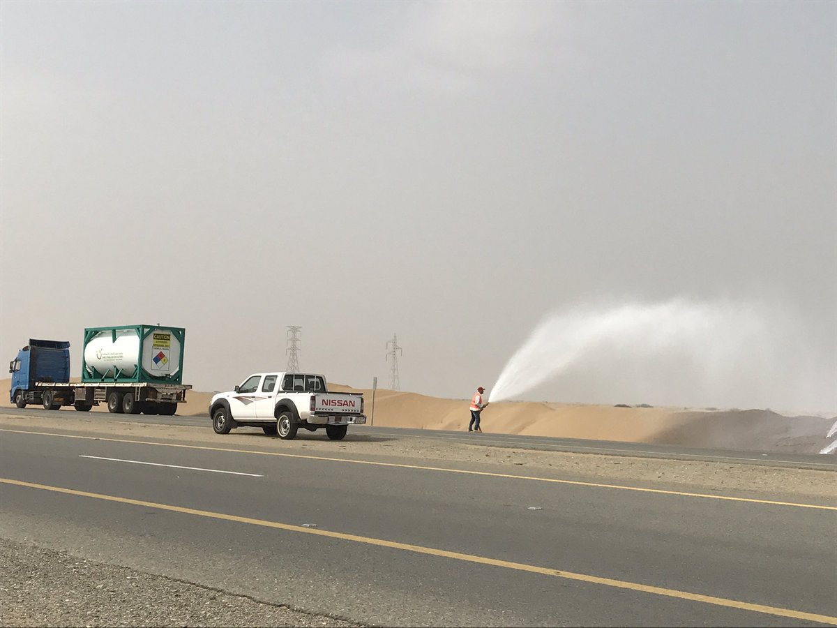 al_jazirah's tweet photo. تعمل وزارة النقل والخدمات اللوجستية باستمرار على إيقاف تدفق زحف الرمال على الطرق السريعة، وذلك في سبيل الحفاظ عليها من الأضرار الناتجة عن انهمار الكثبان الرملية.

https://t.co/J1aHgEaSmd https://t.co/pmNV2UhfbV