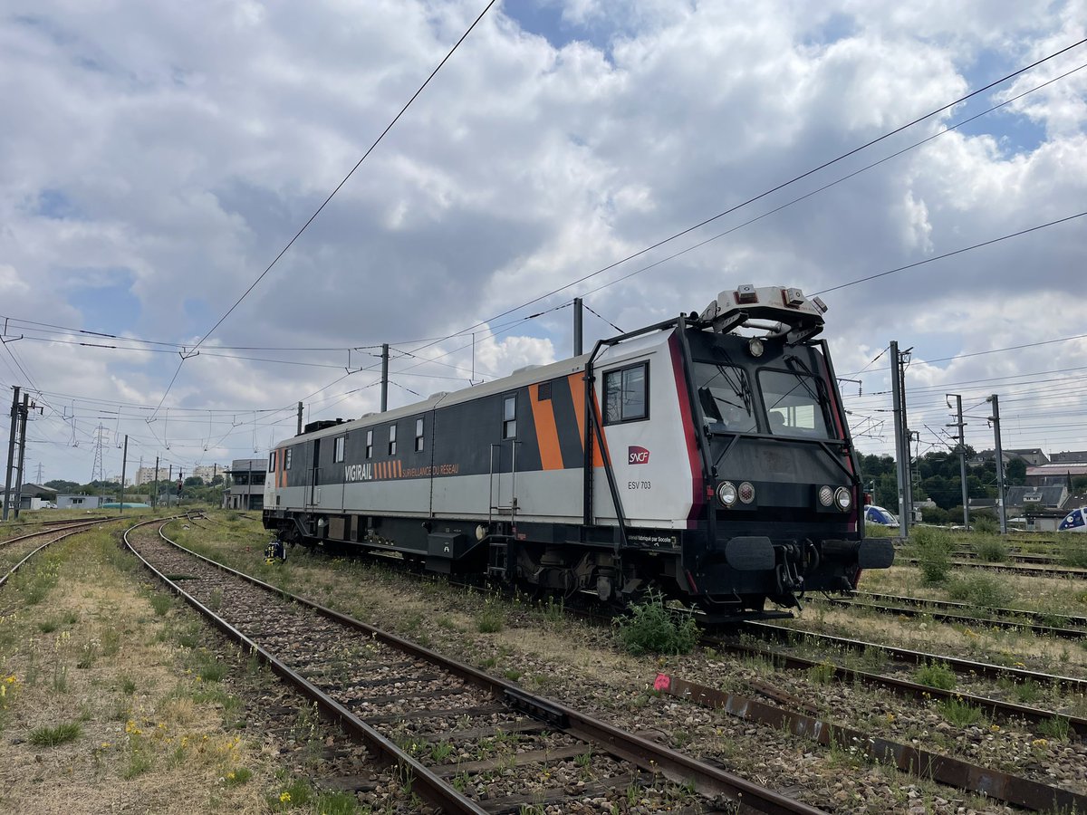 Au nombre de 3, ils auscultent 7j/7 le réseau ferroviaire 🇫🇷 de <a href="/SNCFReseau/">SNCF Réseau</a> 

Les spotteurs les guettent bien souvent, ces trains spéciaux sont vitaux pour la sécurité des circulations voyageurs et des marchandises.

Venez avec moi et bienvenue à bord de l’ESV703 👋🏼