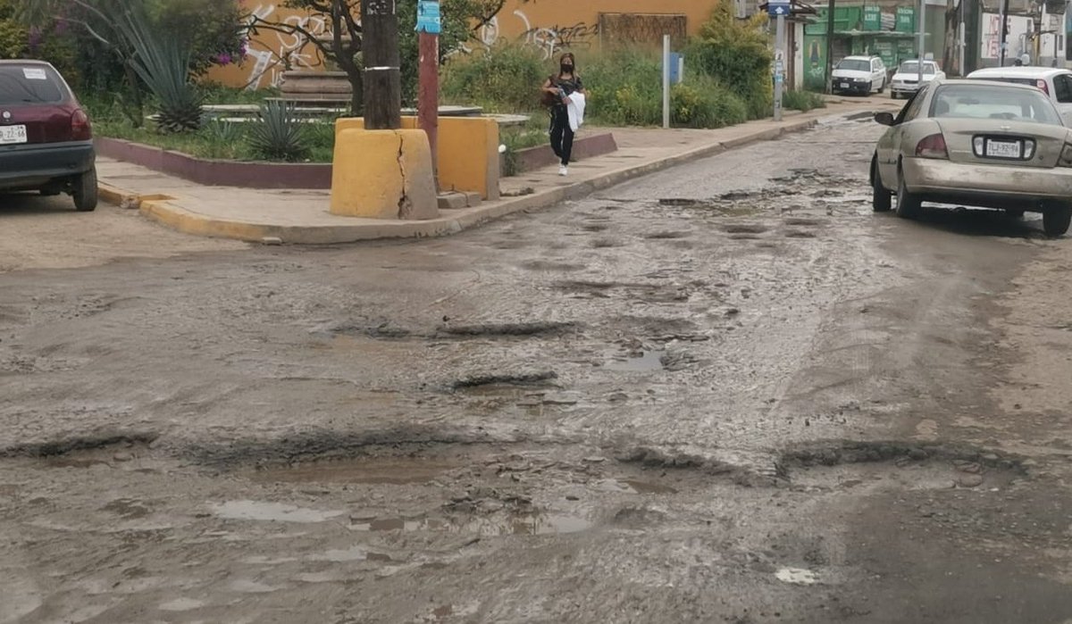 Betillocruz's tweet photo. Para llegar al Centro Ceremonial  de #MonteAlbán debemos cruzar por las ruinas de la Cd de #Oaxaca.
Así se encuentra la carretera a San Juan Chapultepec. https://t.co/Ecl0qbVHfH