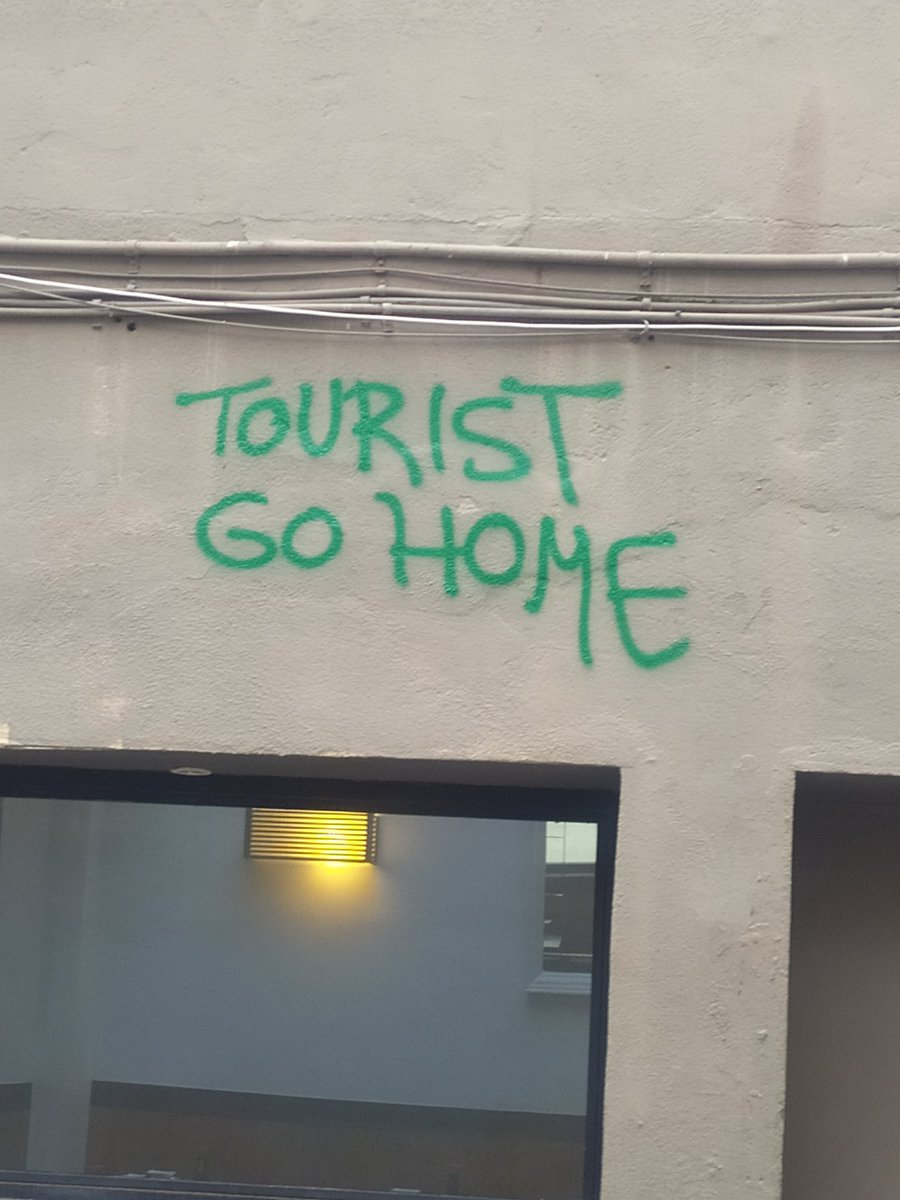 esclamor's tweet photo. Barrio de Gracia... #karcelona-bcn 😱
Si hay más turistas que vecinos son fiestas de barrio??
#turistGoHome
#turistOff
🔥🍻🔥 https://t.co/Uch9i7Lsod