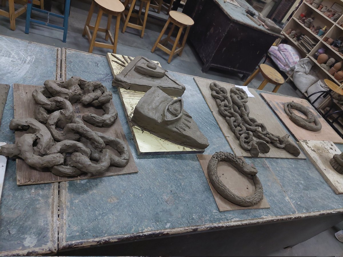 sodhisumedha's tweet photo. #Nobooks, #Nobag Learning still continues at Ahlcon International School on #baglessday #ArtIntegration done in Social Science, Students made French Political Symbols with Clay and highlighted the symbolic meaning in their story narration #NEP202 @y_sanjay @pntduggal https://t.co/Wz9PRUFgsi