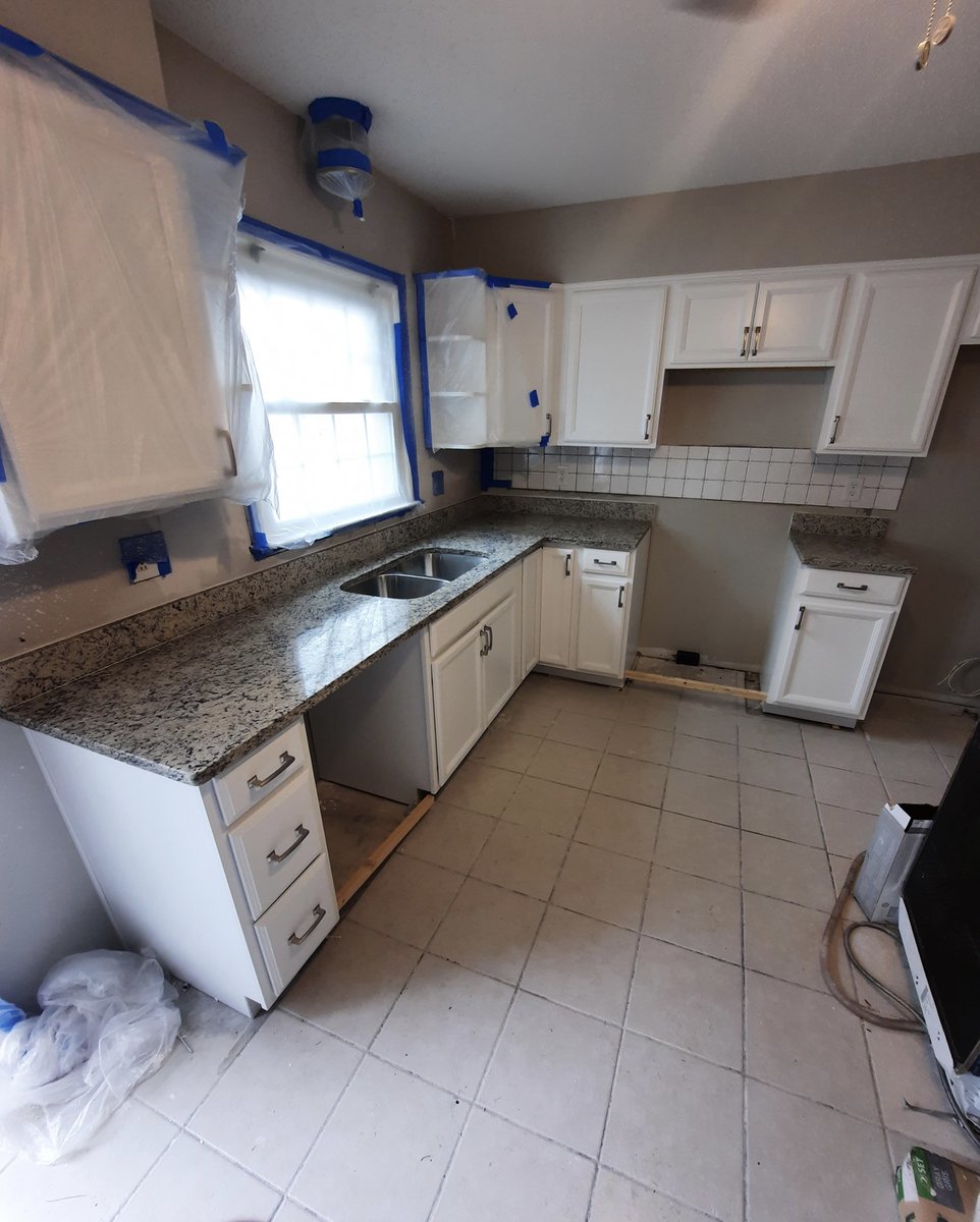 LlcStoneware's tweet photo. Yesterday's work. This kitchen is not completely finished but that is no problem for us. We are able to do your countertops no matter what! Come check us out today for a quote or to see about your kitchen or bathroom. Call us at 757-591-2024 😝 #kitchen #marble #granite #trending https://t.co/2RxrzK5Qhs