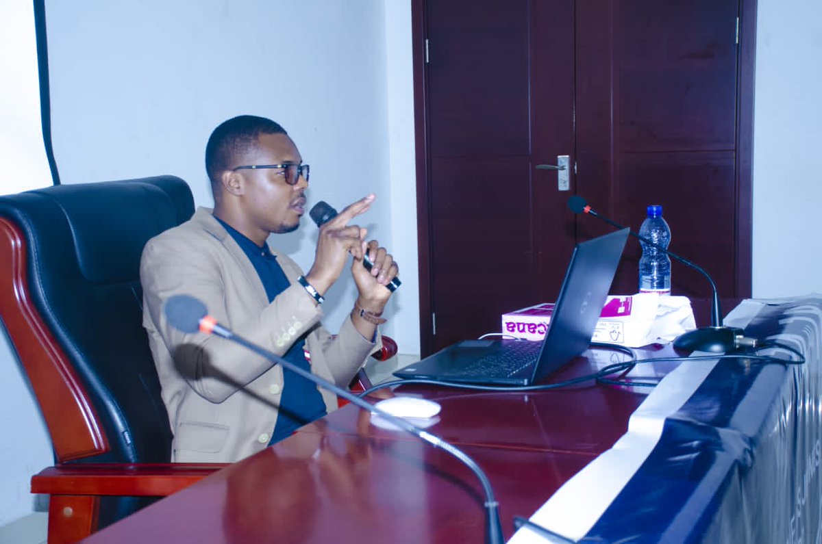SekeNsunguEric's tweet photo. Du 15 au 17 août, j'ai animé en tant que facilitateur, l'atelier de formation sur le digital dans le cadre du projet de renforcement de l'engagement civique des jeunes femmes en ligne et hors ligne en RDC, organisé par @habariRDC et son partenaire @sofepadi, avec l'appui de #FNUD https://t.co/S2rMbhAaZm