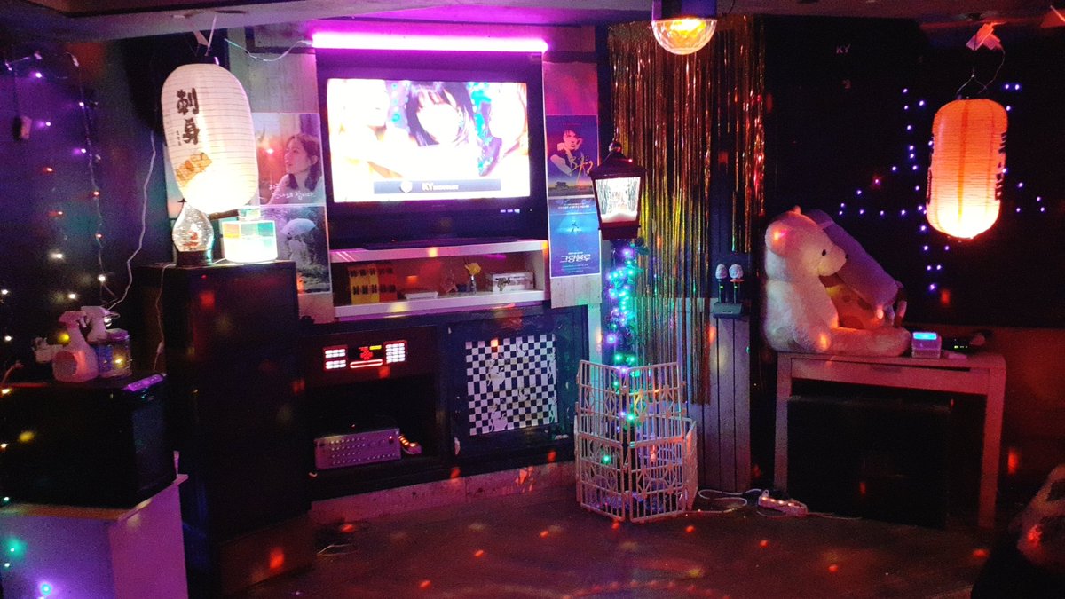 오늘도 허니허니는 핫해요~ 

알록달록한 조명으로 이쁘게 꾸며놧어요 ~