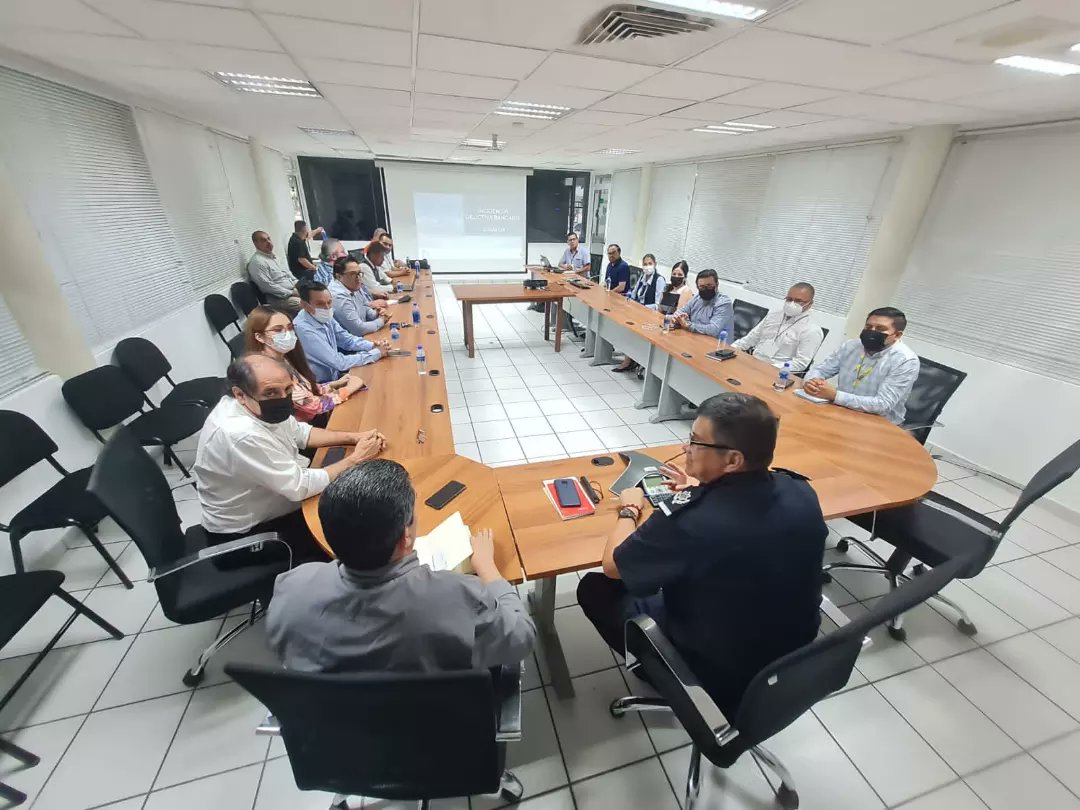SSPyTM_Culiacan's tweet photo. #Reunión ll El Mayor Pedro César Rojas Ibarra, Secretario de Seguridad Pública y Tránsito Municipal, se reunió con representantes de instituciones bancarias ubicadas en el municipio, a fin de revisar las condiciones en materia de seguridad.

 #SSPyTM @C4iSinaloa https://t.co/acDsPmB3GW