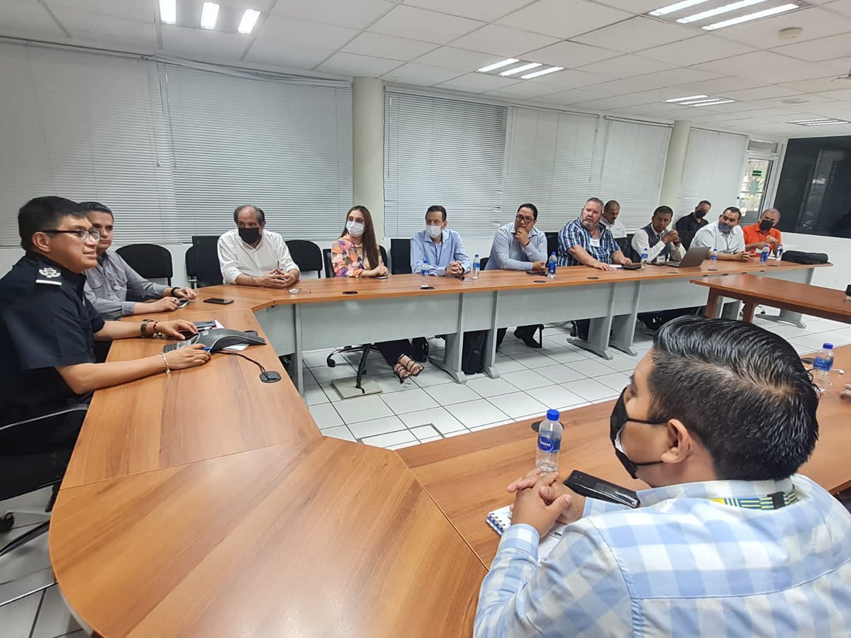 SSPyTM_Culiacan's tweet photo. #Reunión ll El Mayor Pedro César Rojas Ibarra, Secretario de Seguridad Pública y Tránsito Municipal, se reunió con representantes de instituciones bancarias ubicadas en el municipio, a fin de revisar las condiciones en materia de seguridad.

 #SSPyTM @C4iSinaloa https://t.co/acDsPmB3GW