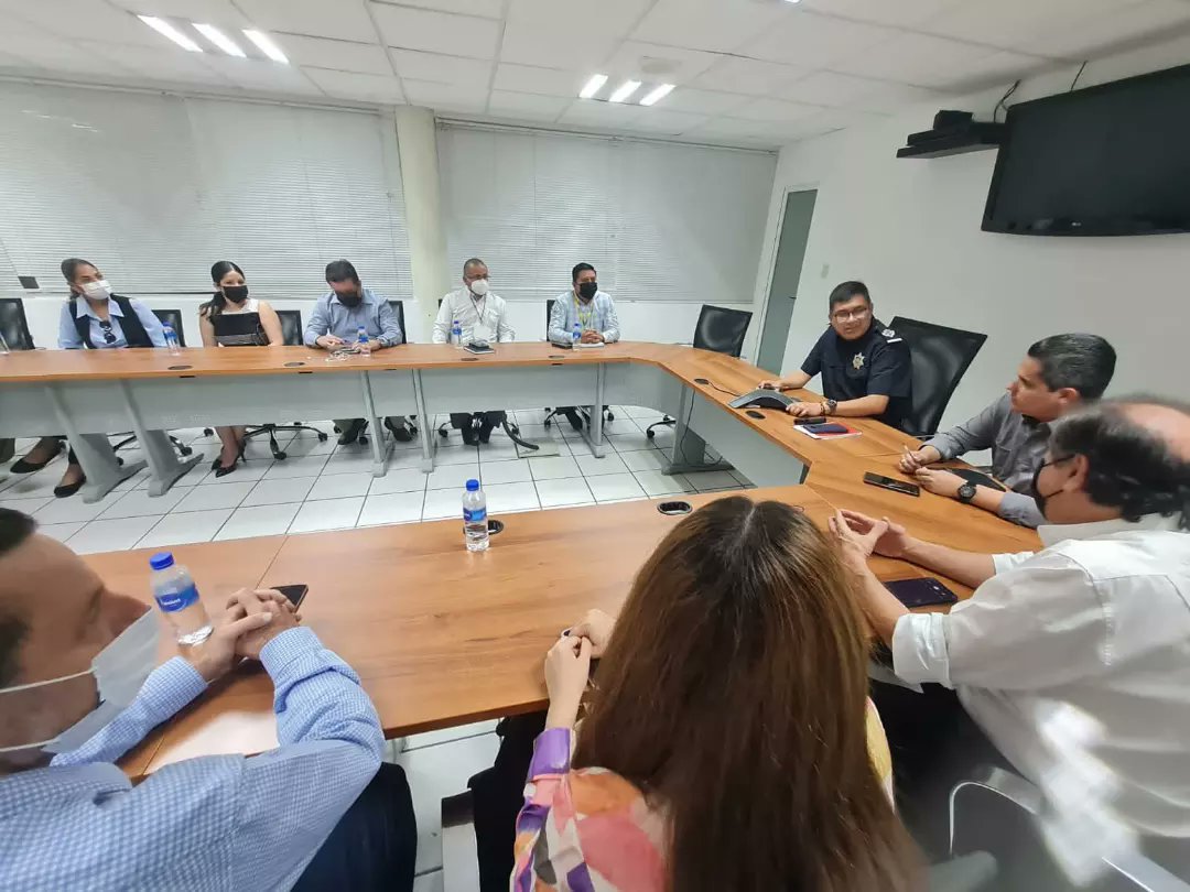 SSPyTM_Culiacan's tweet photo. #Reunión ll El Mayor Pedro César Rojas Ibarra, Secretario de Seguridad Pública y Tránsito Municipal, se reunió con representantes de instituciones bancarias ubicadas en el municipio, a fin de revisar las condiciones en materia de seguridad.

 #SSPyTM @C4iSinaloa https://t.co/acDsPmB3GW