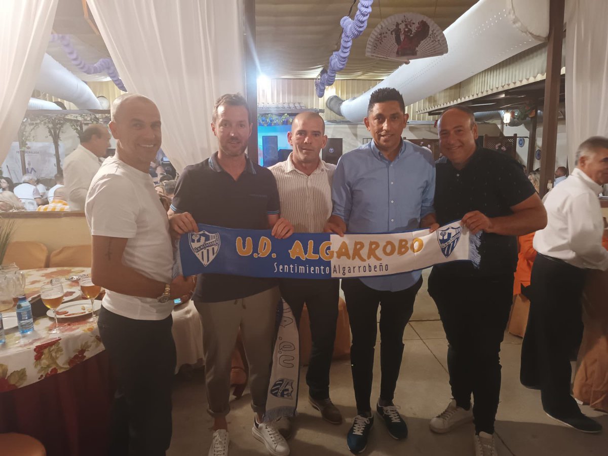 Homenaje a Manolo Rincón Granados y  entregaron un galardón debido a su labor en el deporte malagueño. 

Este año Clínicas Rincón Dental será patrocinador de la U.D Algarrobo y eso es posible gracias a Manolo Rincón Granados.

#sentimientoalgarrobeño
#udalgarrobo