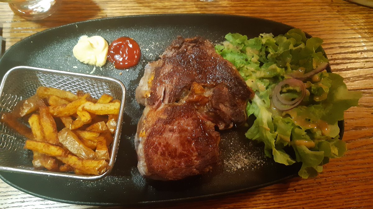 flyingmops's tweet photo. @GordonRamsay please help us settle this. (By backing me up) : At table with a bunch of french people, at an amazing resto in Tignes. And I'm the only one finding it bizarre, that there was no sauces to accompany my amazing steak, other than ketcup and mayo! https://t.co/vhlxVuCAwH