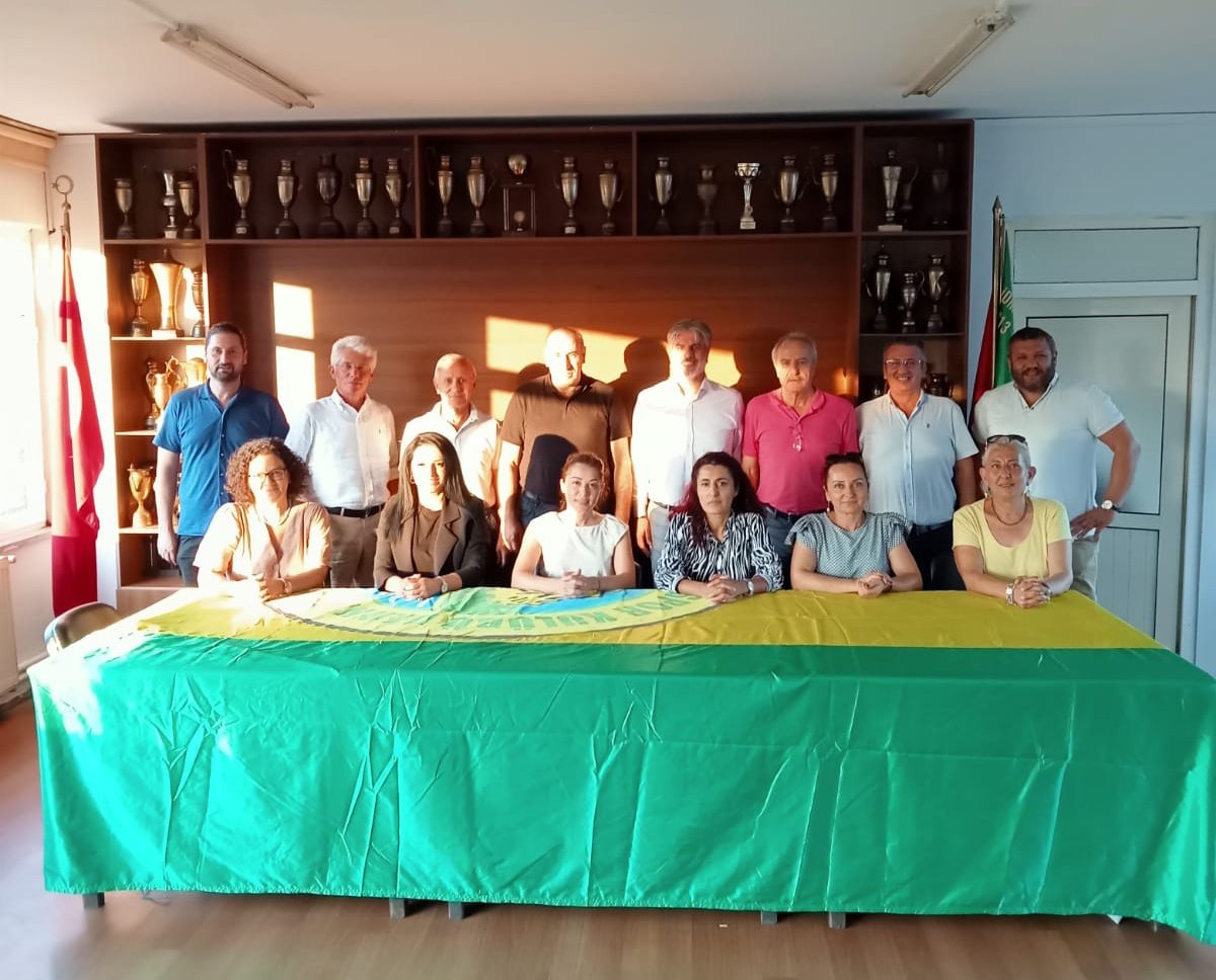 iyipartibeykoz's tweet photo. Bugün; 
İlçe Başkanımız Sn. Akif TAŞDEMİR ve Spor Komisyonu üyelerimizle birlikte Beykozumuzun köklü spor kulüplerinden Anadoluhisarı Spor Kulübü'nü ziyaret ederek, geçtiğimiz günlerde kongreyi kazanarak klüp başkanı seçilen İlker GÜNER ve Yönetim Kurulunu tebrik ettik. https://t.co/Zp9OzQwk3B