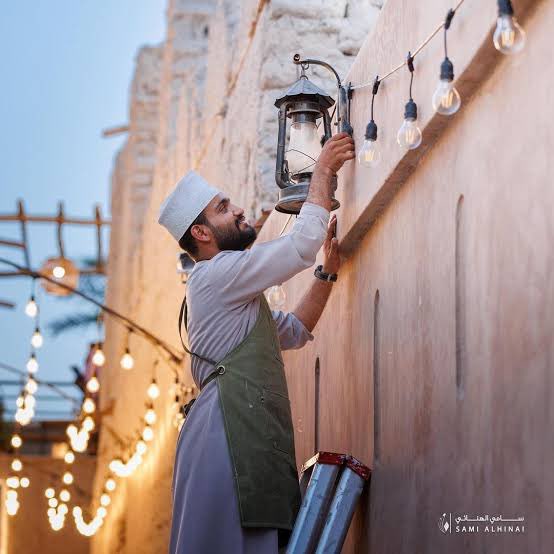 تخيل أن تُحوّل حارة العقر بنزوى الى مول تراثي مغطى على غرار مول الافنيوز في الكويت.

حارة العقر بقهاويها ونزلها جاهزة جداً لتكون فكرة أول مول تراثي حقيقي في العالم.
<a href="/salmahruqi/">Salim M Almahruqi</a>