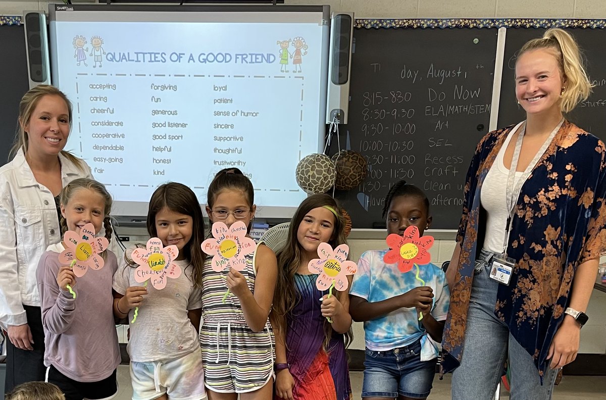 CommackSchools's tweet photo. Friendships bloomed at Discovery Camp this summer! Campers worked with SEL staff to make friendship flowers and shared positive character traits about their friends. #discoverycamp #commackschools #friendship #SEL #CampCommack https://t.co/toKq4tSPIG
