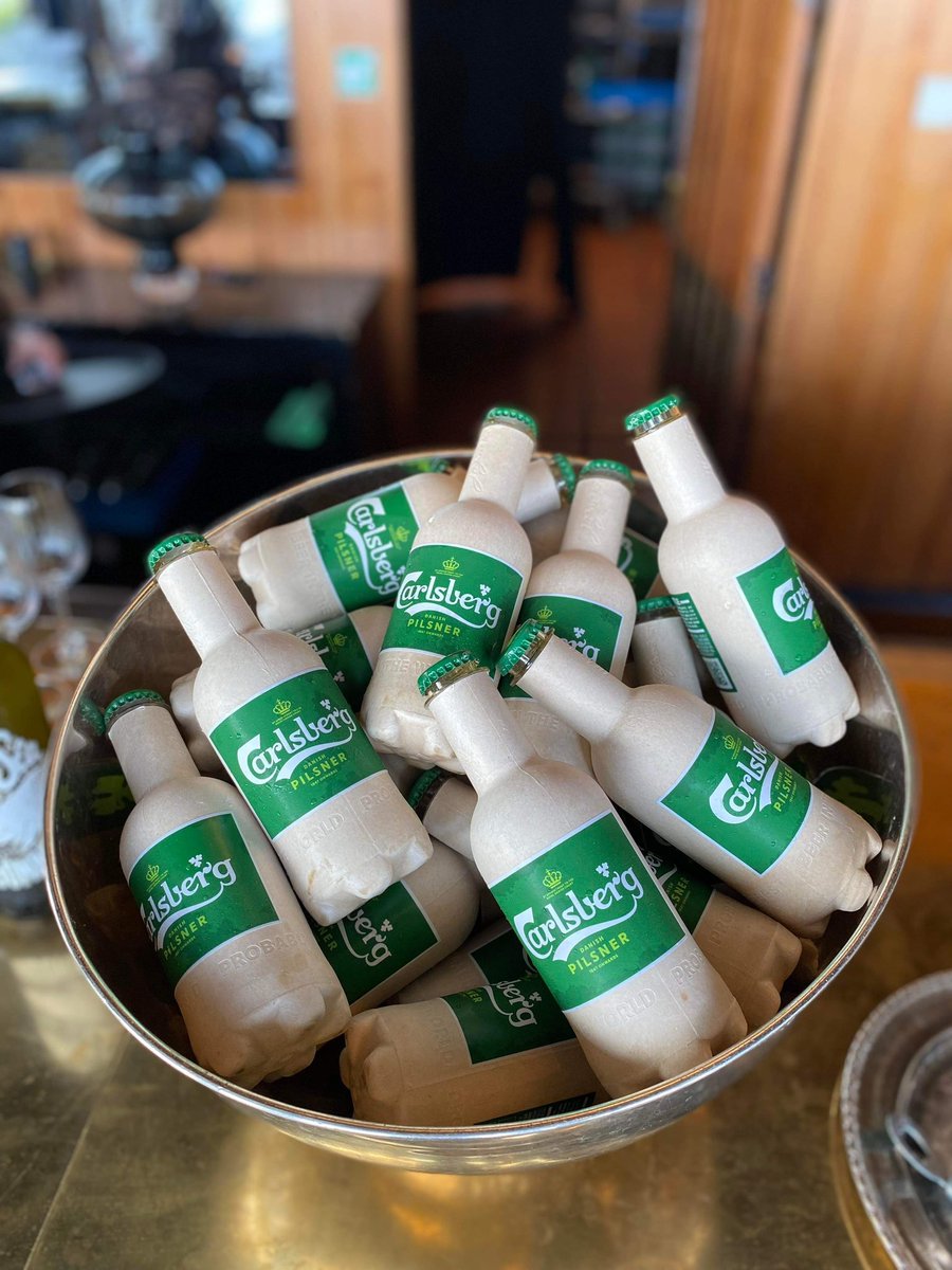 Em_Radmilovic's tweet photo. Min dygtige kollega, Tenna, holder her et pitch om Carlsbergs fiberflaske♻️🍻 Sejt at arbejde for en virksomhed, der tager bæredygtighed seriøst på så mange fronter! #SailGP https://t.co/OeBqeJSmHJ