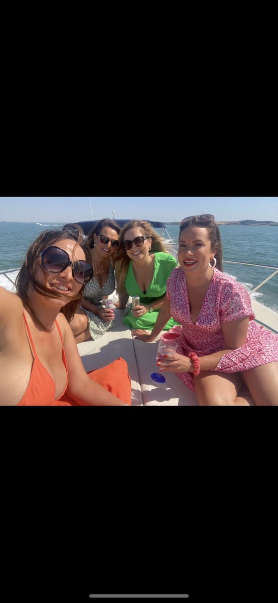 ella_2708's tweet photo. Squad goals π€π«ΆπΌπ€ #IOW #IsleofWight #TheHut #ColwellBay #Vibes https://t.co/zDn0TkXV9s