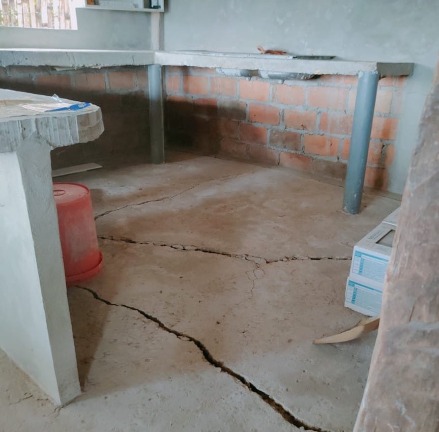 Riesgos_Ec's tweet photo. ➡️ Vía de primer orden se encuentra parcialmente habilitada.
➡️ 5 viviendas afectadas 
➡️ 20 personas afectadas
➡️ 1 bien privado afectado (iglesia)
➡️ 4 bienes públicos afectados (postes de luz)
➡️ 120 metros de vía de primer orden afectada.  

2/2 https://t.co/lGb91rLms1