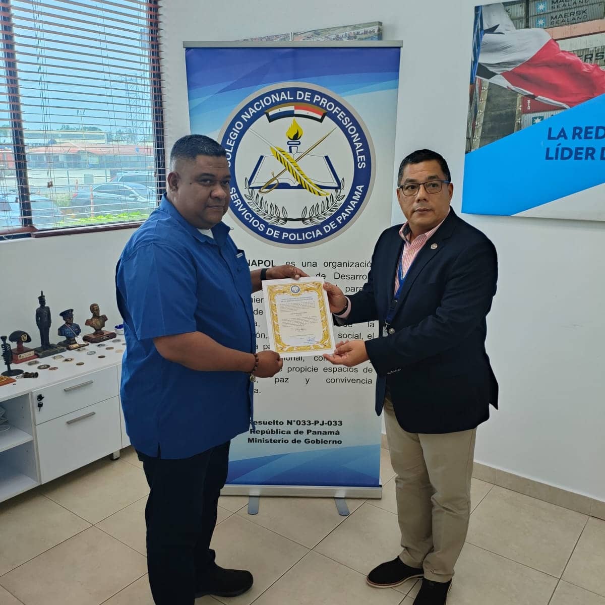 ConapolPMA's tweet photo. Hoy 180822, le queremos dar la bienvenida al Com. Carlos Florez del SENAFRONT, quien fue juramentado como miembro de nuestro prestigioso Colegio por nuestro presidente don Irving Muñóz en acto protocolar. Enhorabuena compañero. https://t.co/u2HmghUFag