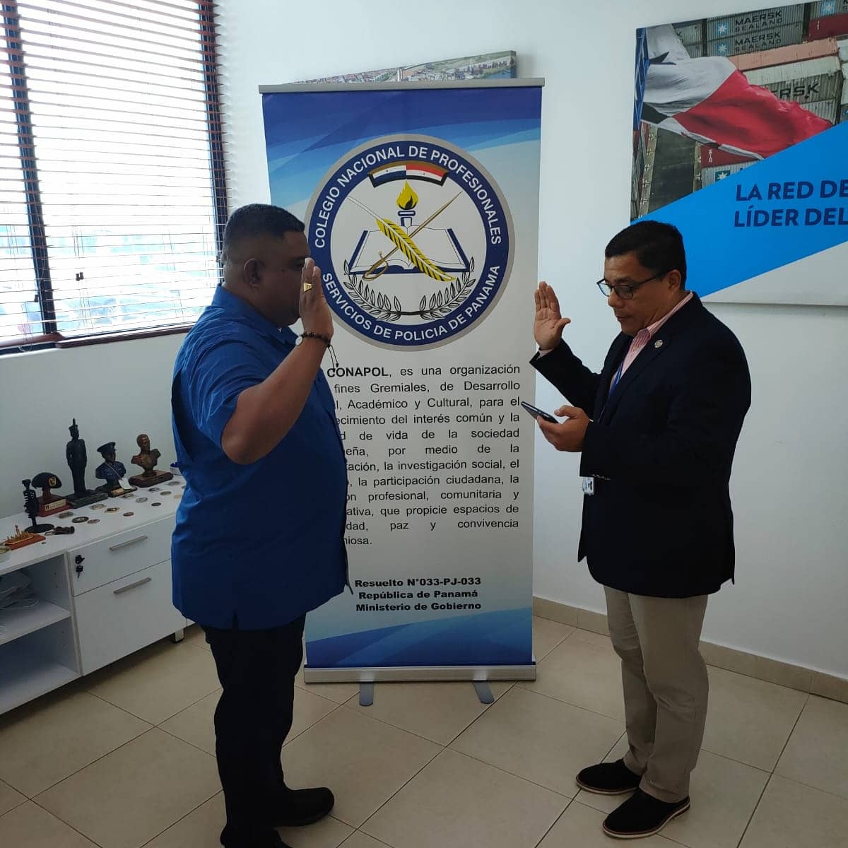 ConapolPMA's tweet photo. Hoy 180822, le queremos dar la bienvenida al Com. Carlos Florez del SENAFRONT, quien fue juramentado como miembro de nuestro prestigioso Colegio por nuestro presidente don Irving Muñóz en acto protocolar. Enhorabuena compañero. https://t.co/u2HmghUFag