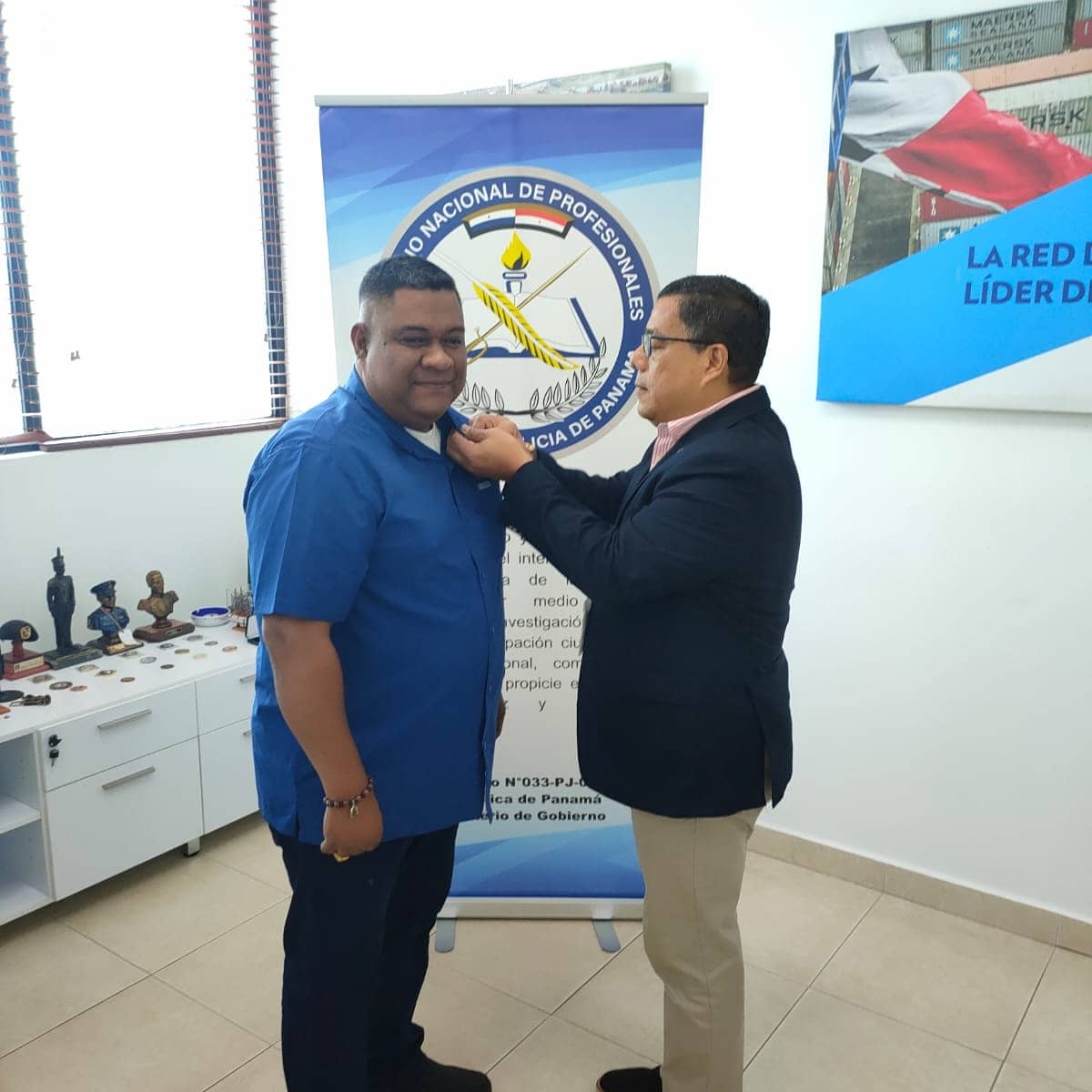 ConapolPMA's tweet photo. Hoy 180822, le queremos dar la bienvenida al Com. Carlos Florez del SENAFRONT, quien fue juramentado como miembro de nuestro prestigioso Colegio por nuestro presidente don Irving Muñóz en acto protocolar. Enhorabuena compañero. https://t.co/u2HmghUFag
