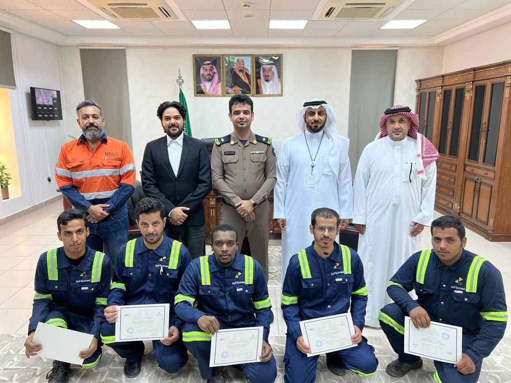 🔻فرع الموارد البشرية و التنمية الاجتماعية بالمهد و شركة #المهد الحديثة للتجارة ، تكرم أول فريق سعودي من أبناء محافظة #مهد_الذهب أنجز عمل صيانة الريلانننق في شركة معادن بريك للنحاس .
