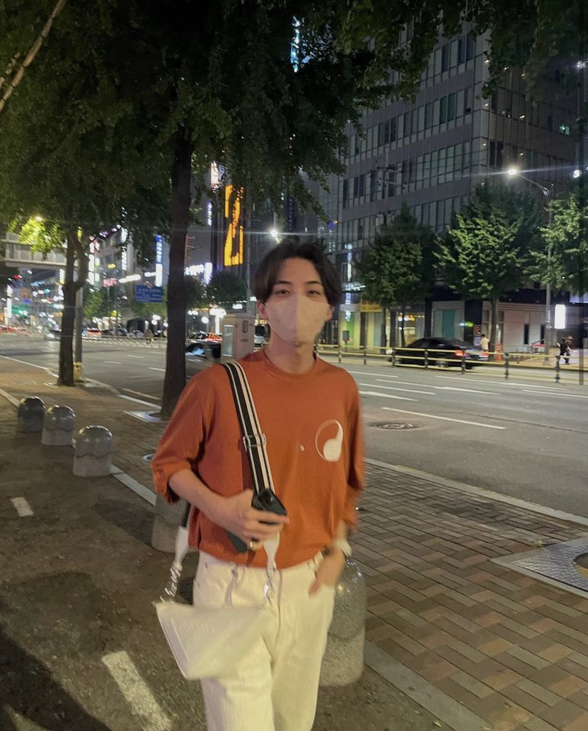 jhwonfiles's tweet photo. late night stroll with jeonghan and gowon https://t.co/kIa32MBZoB