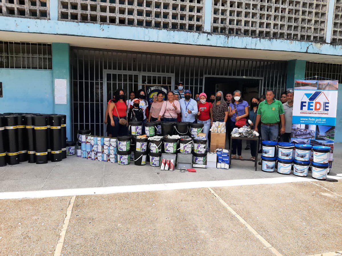 Con amor y energía Bricomiles activa en el L.N Francisco de Miranda, ubicado en el mcpio Bolívar, Edo. Monagas, recibiendo materiales de parte del Pdte. <a href="/NicolasMaduro/">Nicolás Maduro</a> a través del @MPPEDUCACION para iniciar la rehabilitación de la institución. 
#VenezuelaEmprende 
<a href="/_LaAvanzadora/">Yelitze Santaella</a>