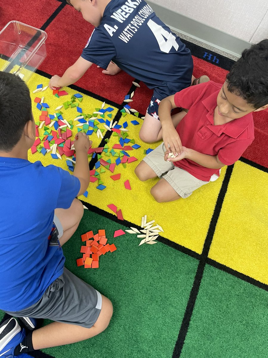 #thinkingthursday #mathstations in @SCunninghamCWE classroom! I love co-teaching! @CWE_Cougars @CWE_Cougars @Jus4DrB #fbisdlearns